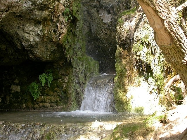 Cascade at the bottom of the cliff